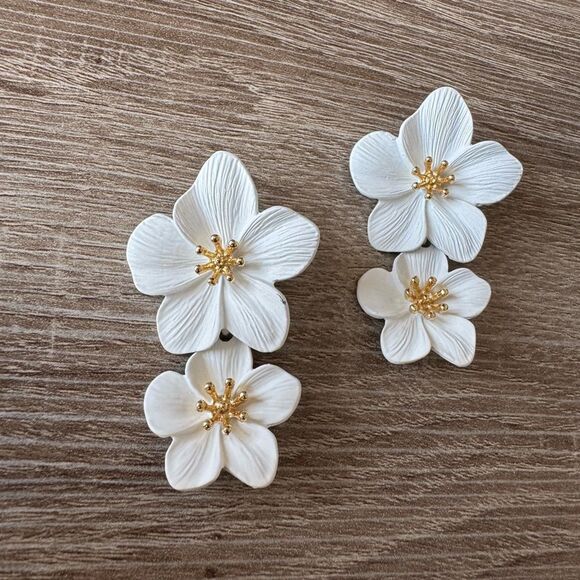 White Floral Earrings A1207 - Picture 2 of 4